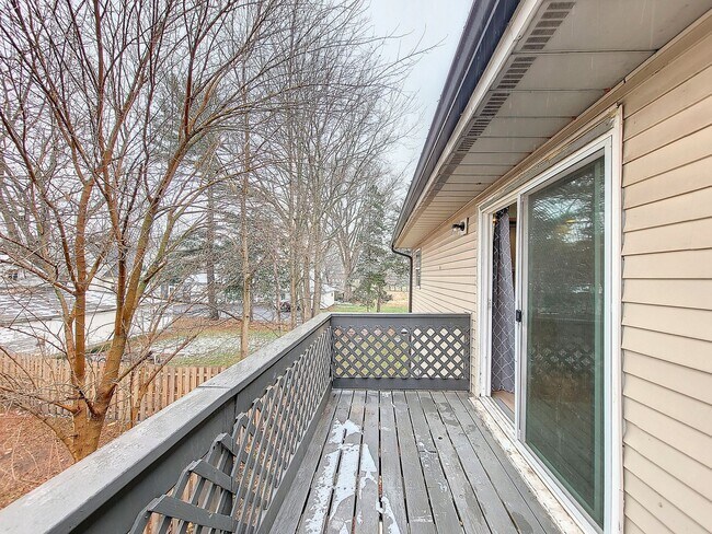 Building Photo - 303 Larson Ct