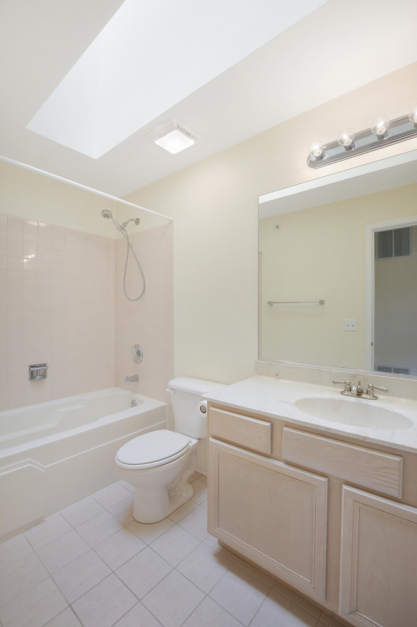 Building Photo - 670 Mill Cir