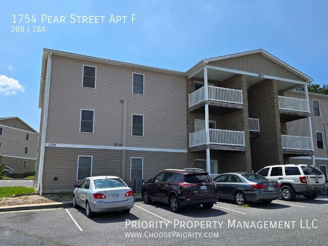 Primary Photo - 1754 Pear St