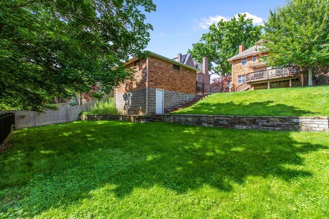 Building Photo - *Beautifully Updated & Spacious 4BD/4BA Si...