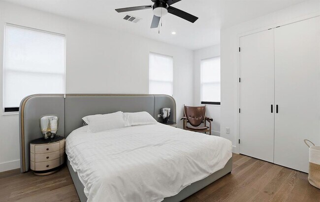 Building Photo - 1208 W Oltorf St