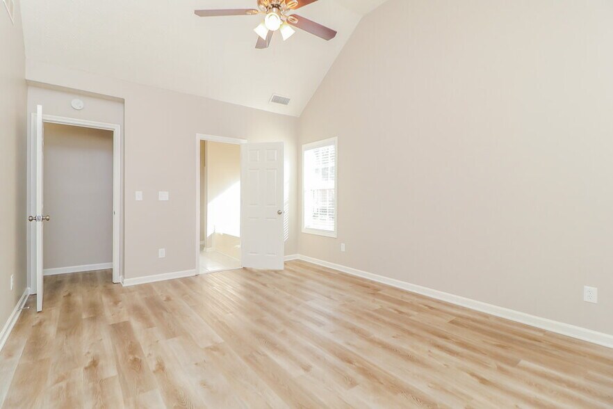 Building Photo - 2975 Northcliff Dr