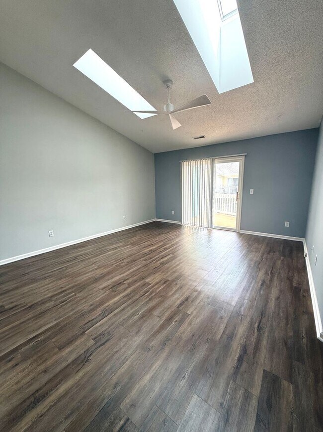 Building Photo - RENT SPECIAL! Updated Holten Place, top fl...