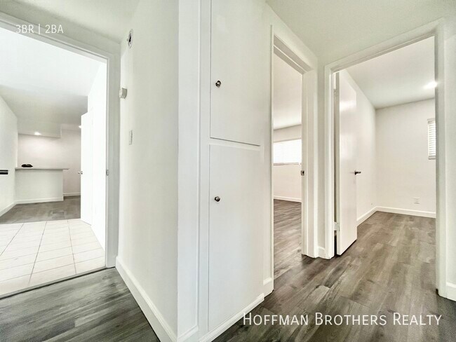 Building Photo - 1028 S Sherbourne Dr