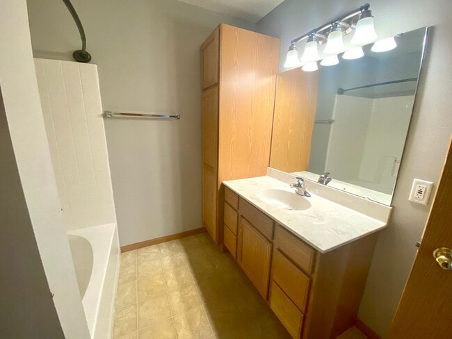 Building Photo - 3 bed, 2 bath Twinhome