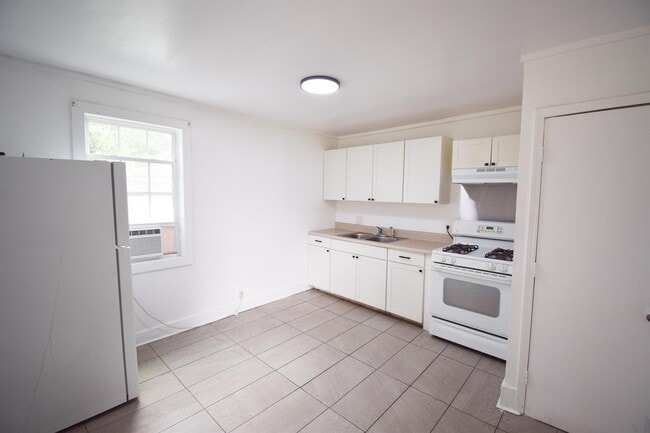 Building Photo - 2716 Sunrise St