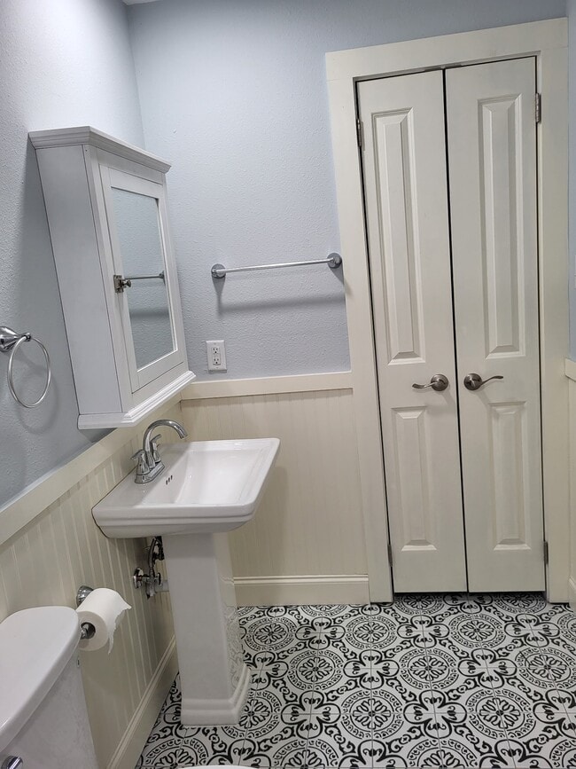 Building Photo - 1411 Godwin St