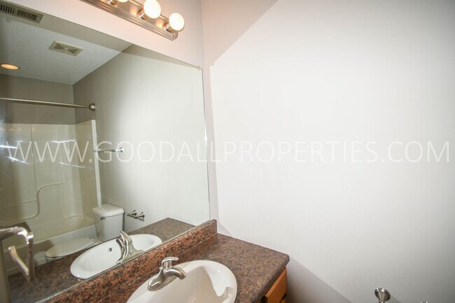 Building Photo - 3 bed 2.5 bath Single Family Home with fenced in yard in Urbandale within the Waukee School District