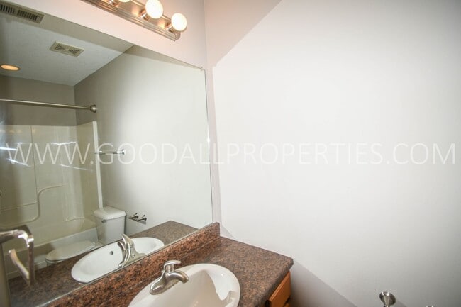 Building Photo - 3 bed 2.5 bath Single Family Home with fenced in yard!