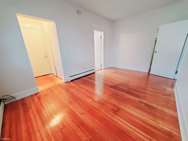 Building Photo - 1 br, 1 bath Condo - 8 Eversley Ave Apt 2