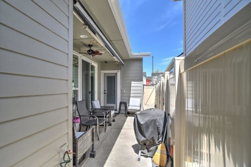 Building Photo - 1771 E Knobcone Dr