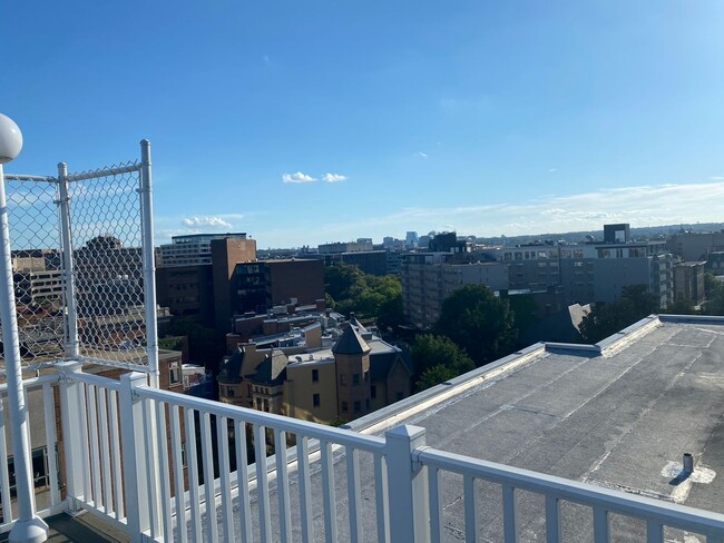 Building Photo - Great Studio with roof deck, 2 blocks to D...