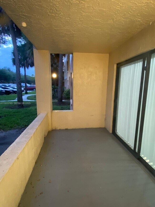 Building Photo - 9999 Summerbreeze Dr