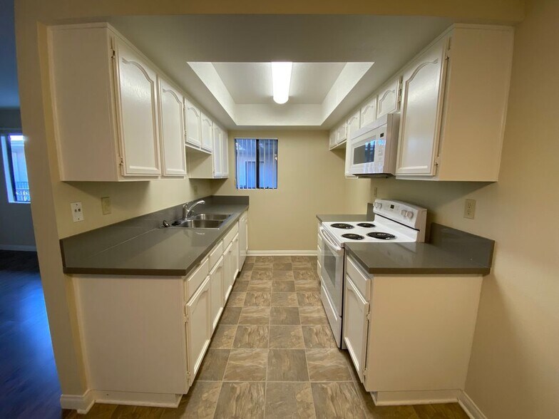 Building Photo - 211 W Verdugo Ave