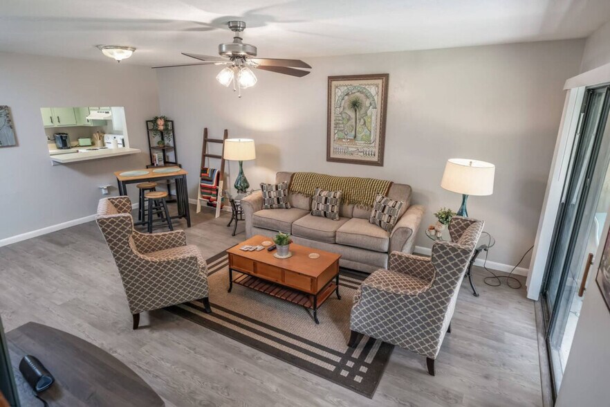 Building Photo - 2300 SW 43rd St