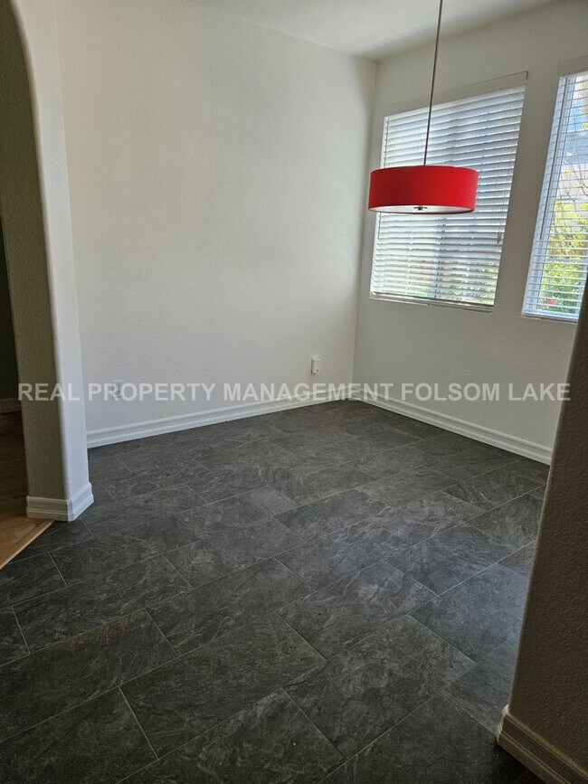Building Photo - 3 bedrooms 2.5 bathroom split level home