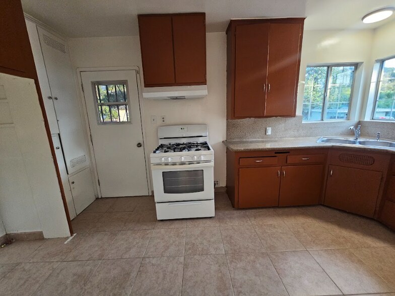 Building Photo - 1250 Yosemite Dr
