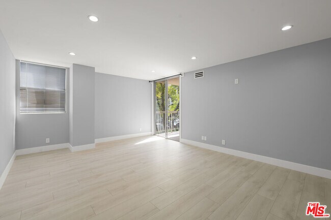 Building Photo - 441 N Oakhurst Dr