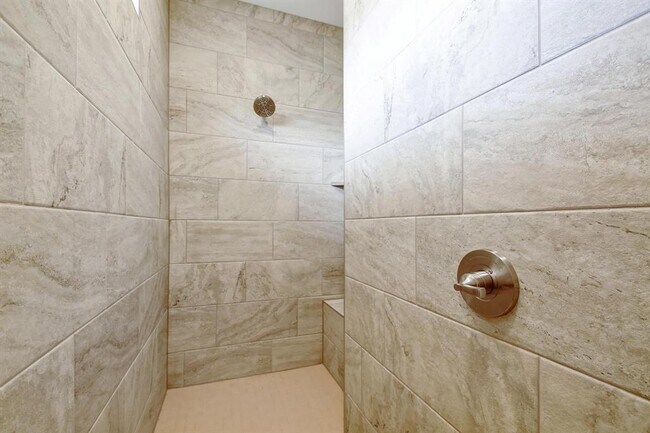 Building Photo - 2109 Meadow View Dr