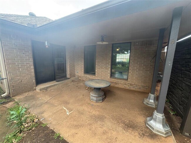 Building Photo - 325 E Parkland Dr