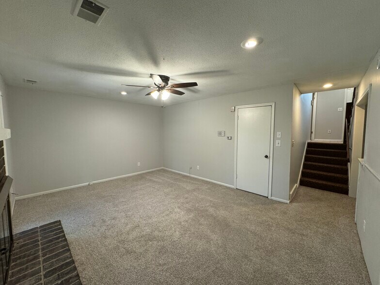 Building Photo - 10211 Cedarbrooke Ln