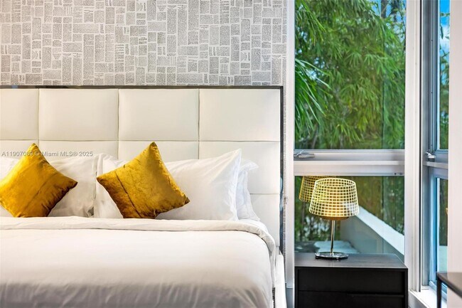 Building Photo - 300 Royal Plaza Dr