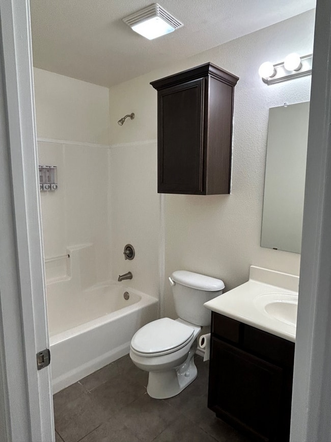 Building Photo - 9404 Lamar Ave