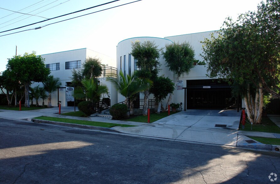 Primary Photo - 934 N Cedar St