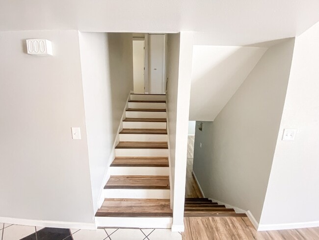 Building Photo - 1519 E Laguna Dr