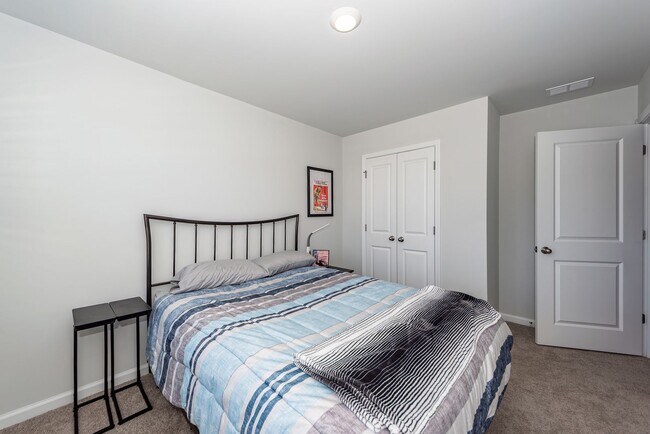 Building Photo - 3 Bedroom, 2.5 Bathroom Townhome in Caroli...