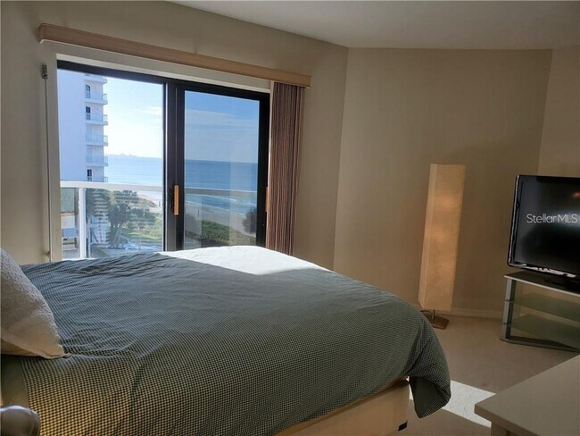 Building Photo - 1050 Longboat Club Rd