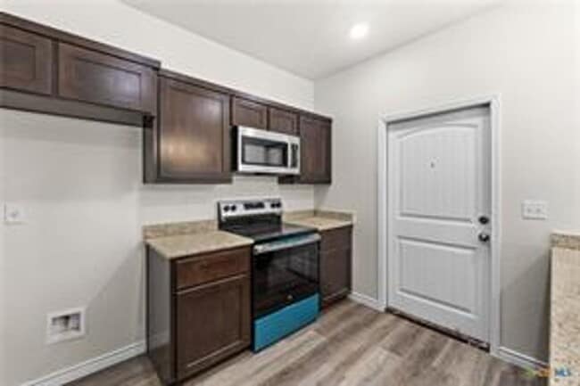 Building Photo - 121 Leon Ln