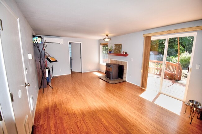 Building Photo - 7643 Kittiwake Dr SE