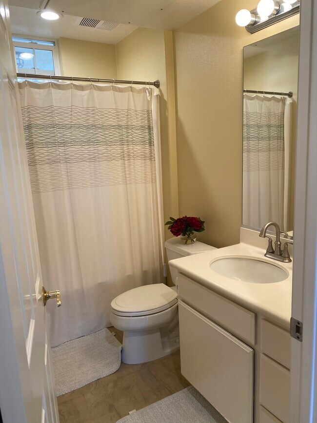Second bathroom w/ tub - 13075 Pacific Promenade