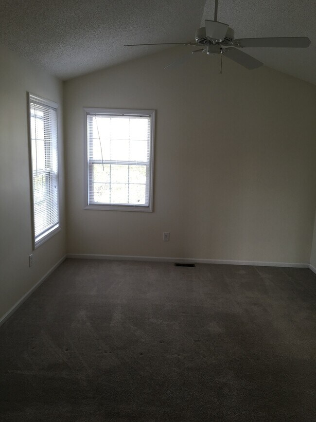 Building Photo - 931 Jasmine Dr