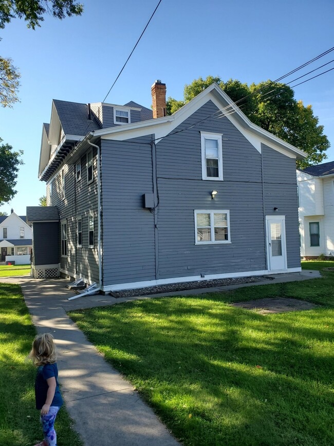 Building Photo - 220 N Prairie Ave