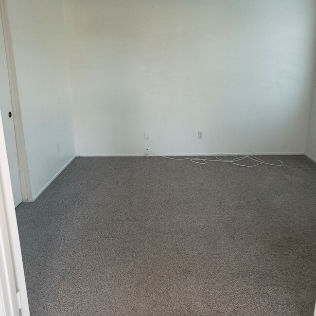 Building Photo - (((AVAILABLE))) REDLANDS 3bed 2 bath Must ...