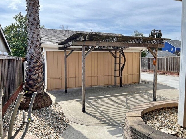 Building Photo - Modern 4 Bedroom 3 Bath Close to Marina Suisun City *Star Rentals