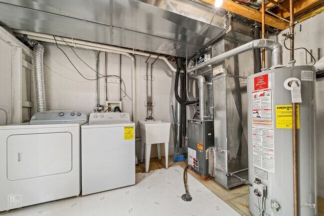 Building Photo - End Unit Three Bedroom Two and a Half Bath in North Naperville