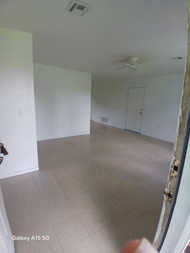 Building Photo - 3 Bedroom 2 bath