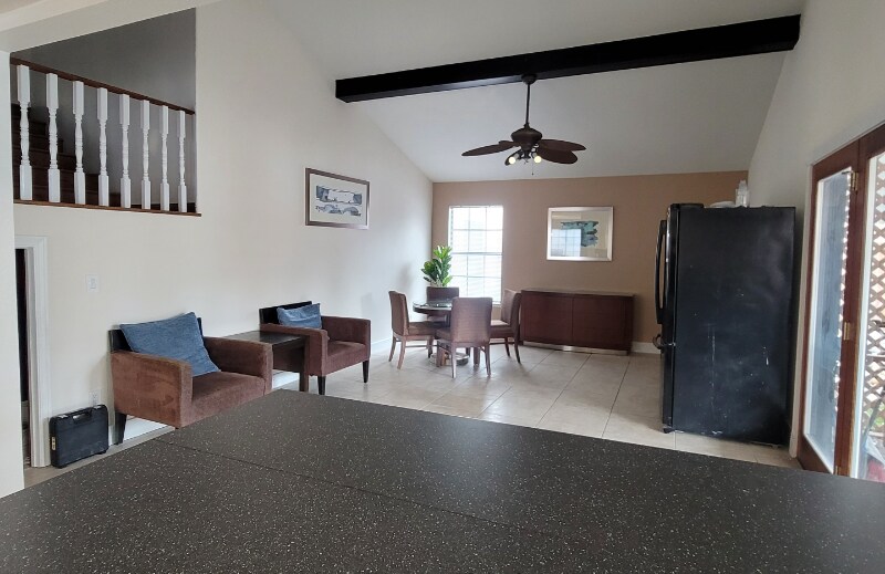 Building Photo - 5709 Avenida Silla