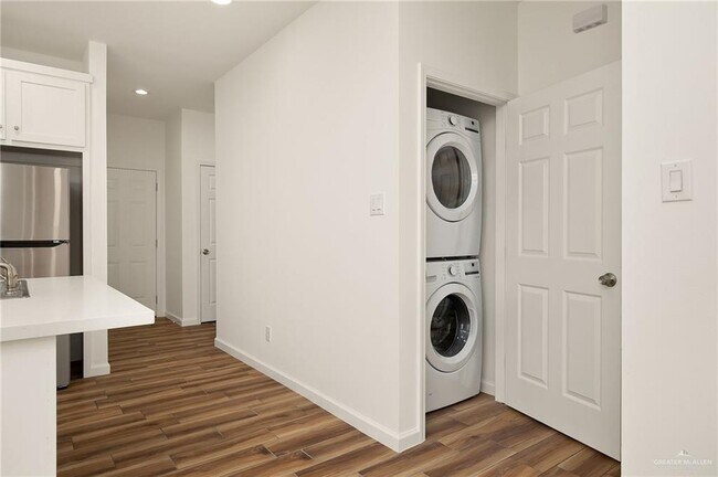 Building Photo - 21 E Viviana St
