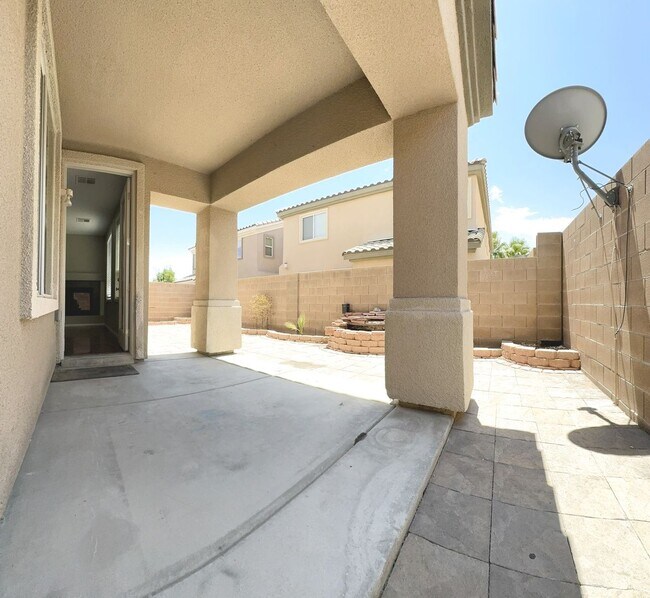 Building Photo - Vaulted Ceiling Home, Gated Community w/ P...