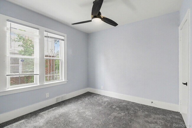 Building Photo - 5217 Lakeview St