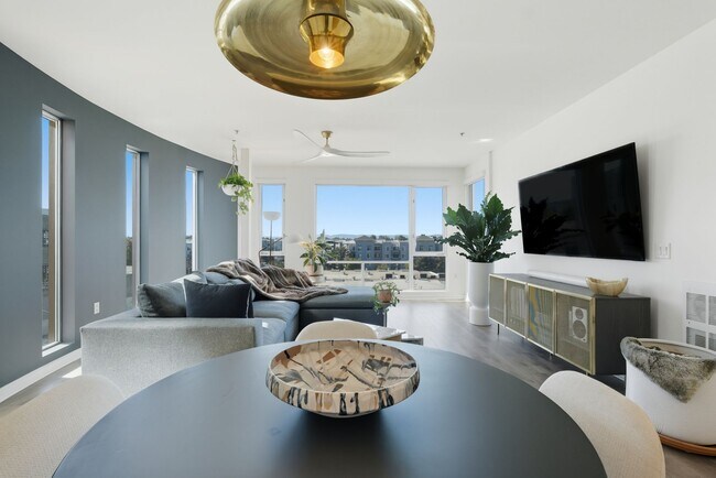 Building Photo - 200 2nd St