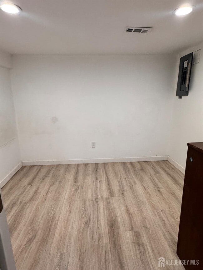 Building Photo - 489 Madison Dr