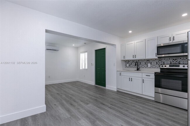 Building Photo - 6125 SW 40th Ct