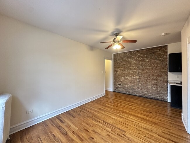 Building Photo - 960 W Cornelia Ave