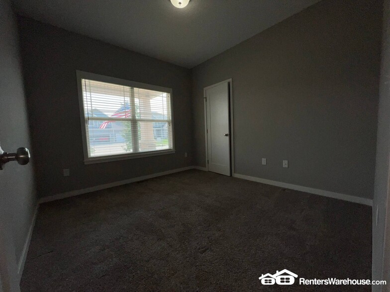 Building Photo - 305 NE Prairie Wolf Dr