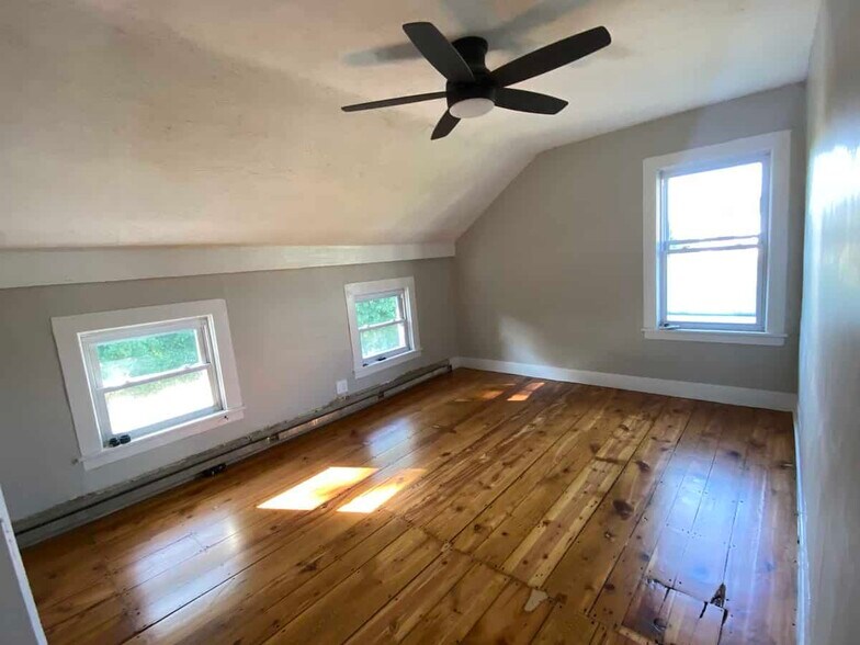 Building Photo - 18 Emerald Pl